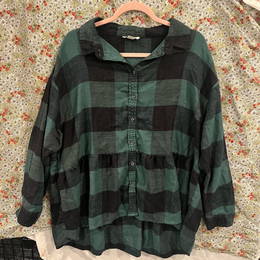 American Eagle Outfitters Green and Black Checkered Button-Down Shirt